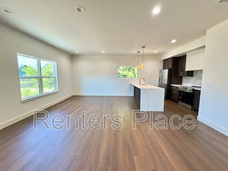 2 bed, 2.0 bath, 1300 sqft, $1,695 — Photo 4