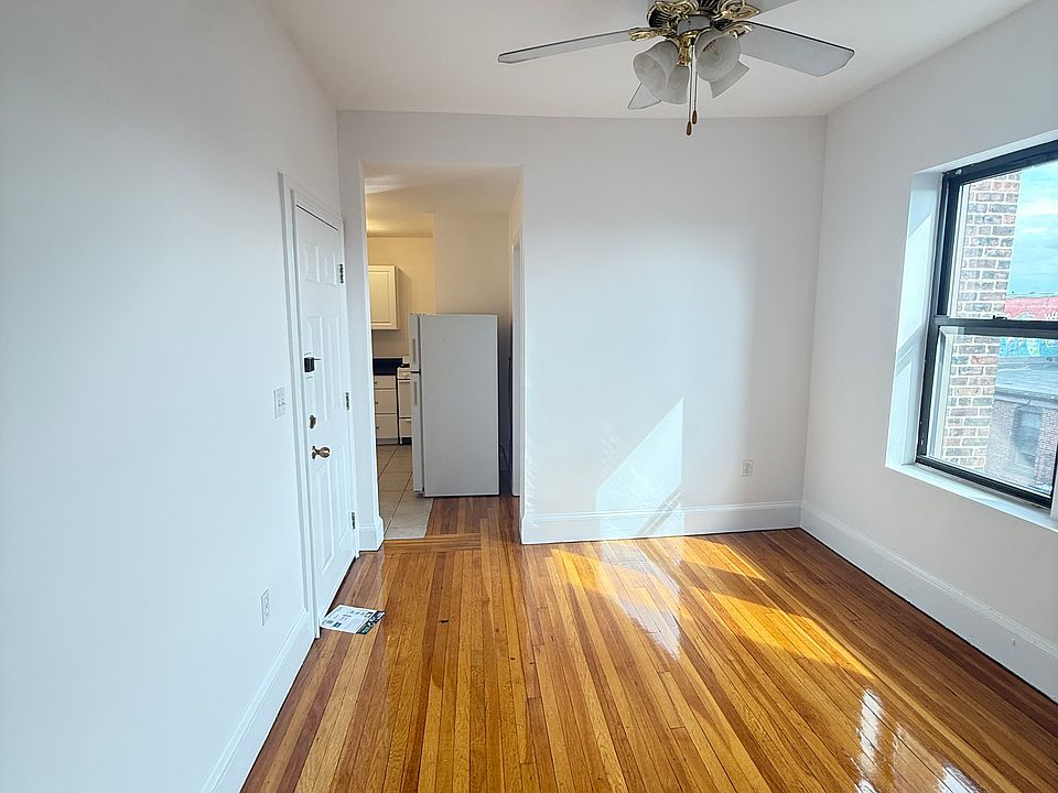 1st image of 40 Symphony Rd APT 4