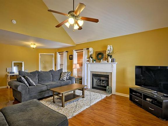 4th image of 854 Boxwood Ct