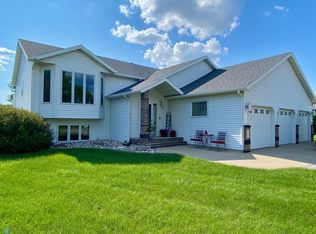 1506 Woodridge Ln, West Fargo, ND 58078