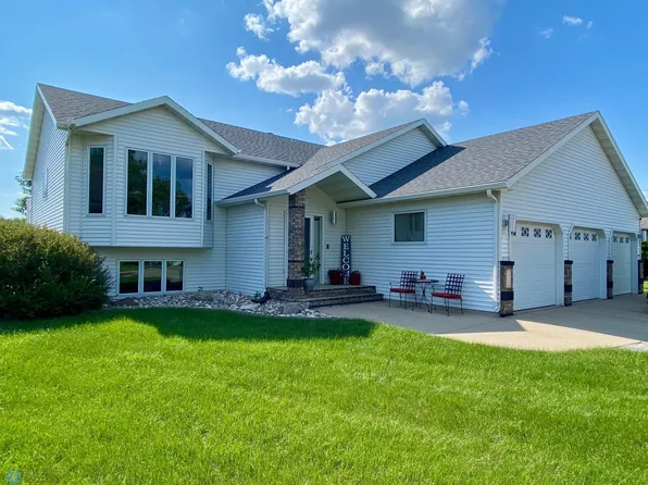 1506 Woodridge Ln, West Fargo, ND 58078