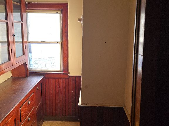 4th image of 698 Hopkins St #1