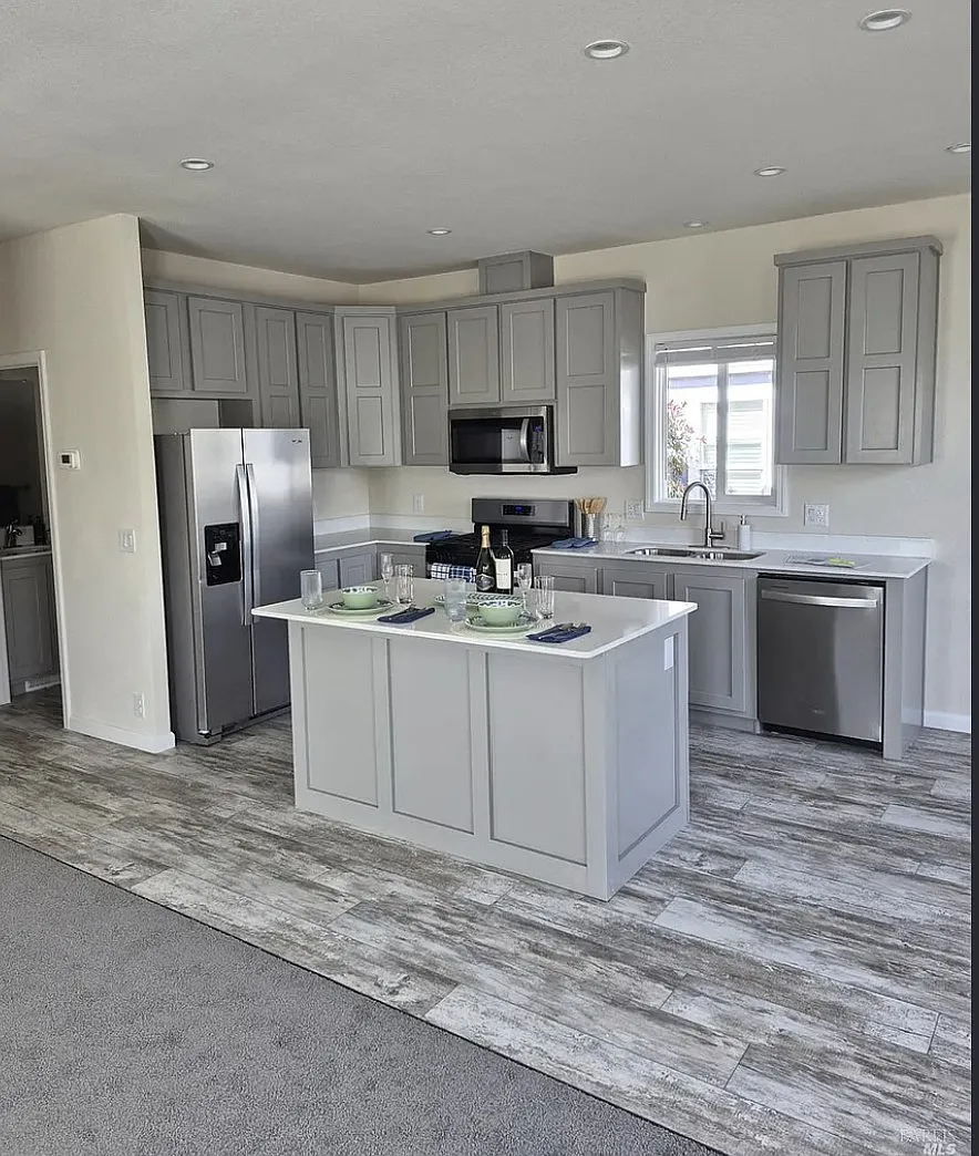 3 bed, 1127 sqft, $3,295 — Photo 4