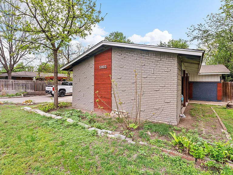 5803 Wellington Dr #B — Photo 2