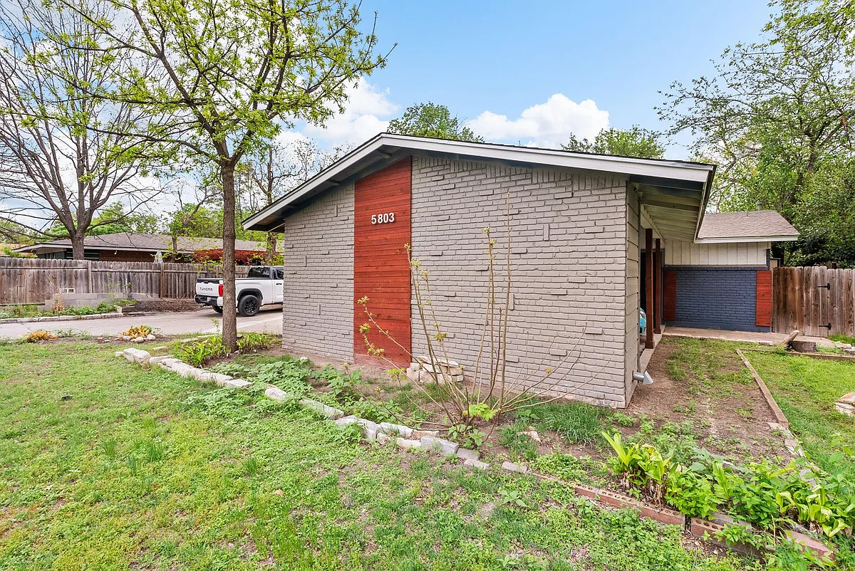Building Photo - 5803 Wellington Dr #B