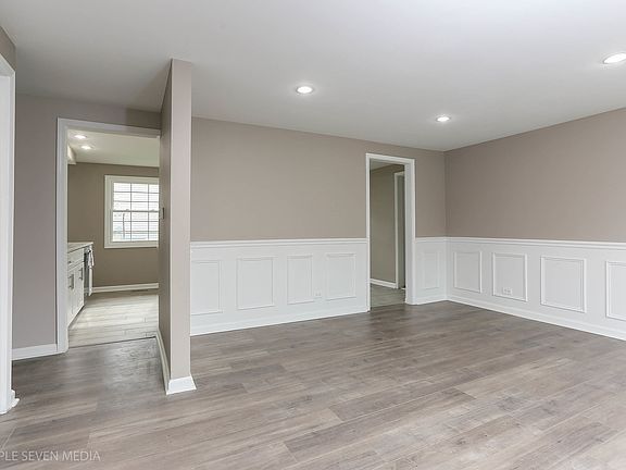 4th image of 136 S Braintree Dr