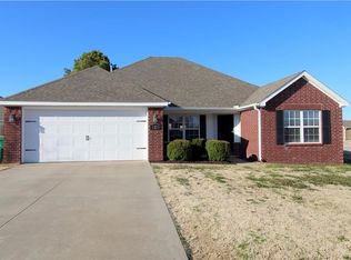 520 Spur Ln, Centerton, AR 72719