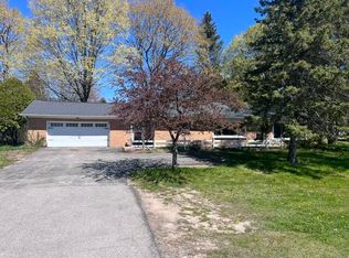 1056 E Parkdale Ave, Manistee, MI 49660