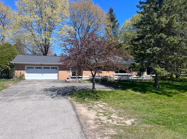 1056 E Parkdale Ave, Manistee, MI 49660