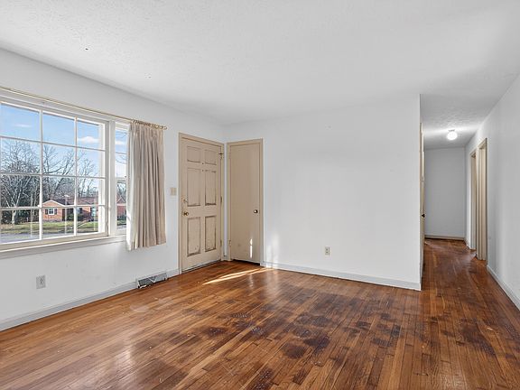 4th image of 480 Plainview Rd