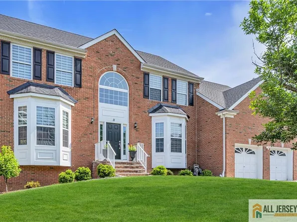 11 Hawk Ct, East Brunswick, NJ 08816
