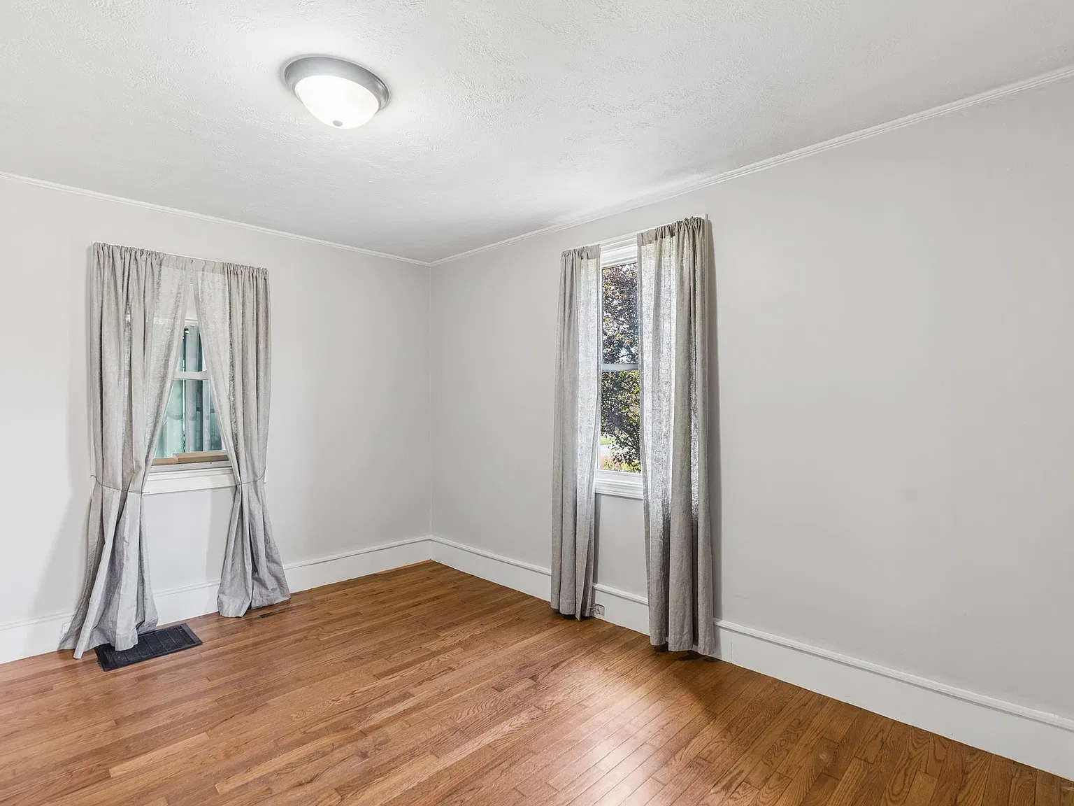 1572 Main St — Photo 4