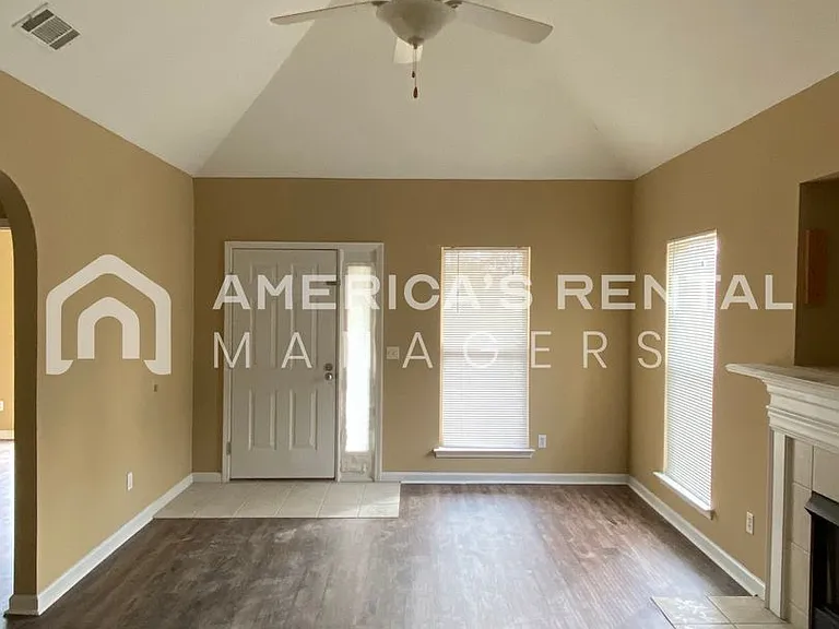 525 Fox Run Cir — Photo 2