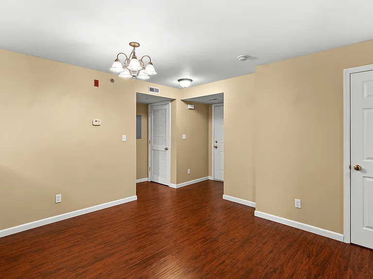 10201 Spring Creek Ln — Photo 15