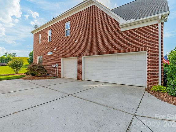4th image of 554 Fairwoods Dr