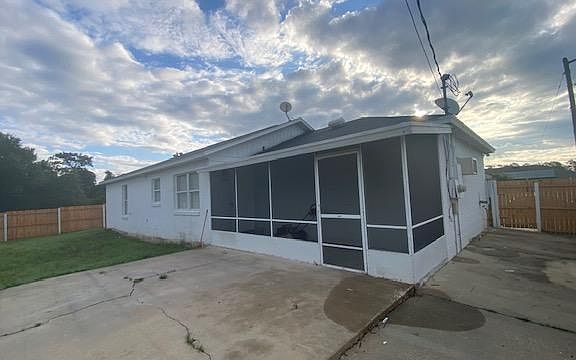 3rd image of 716 Mountain Way Ave
