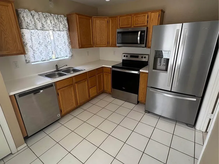 10143 W Colter St — Photo 5