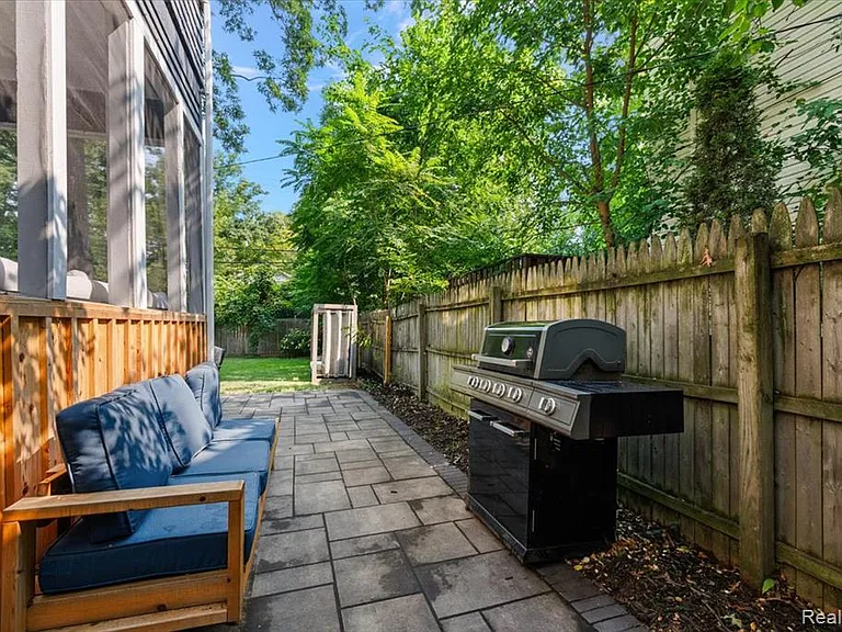 529 Hawthorn Ave — Photo 7