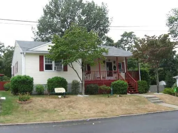 290 Oakdale Ave, Pawtucket, RI 02860