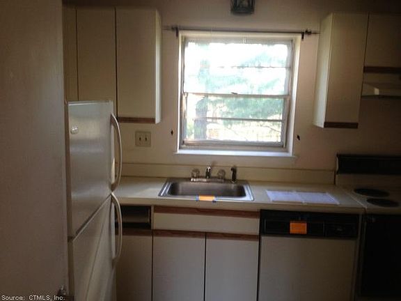 4th image of 37 Robbins Ln APT D