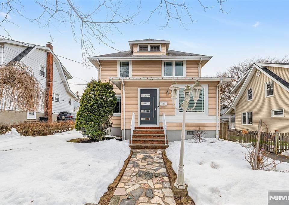 1st image of 107 Chestnut St