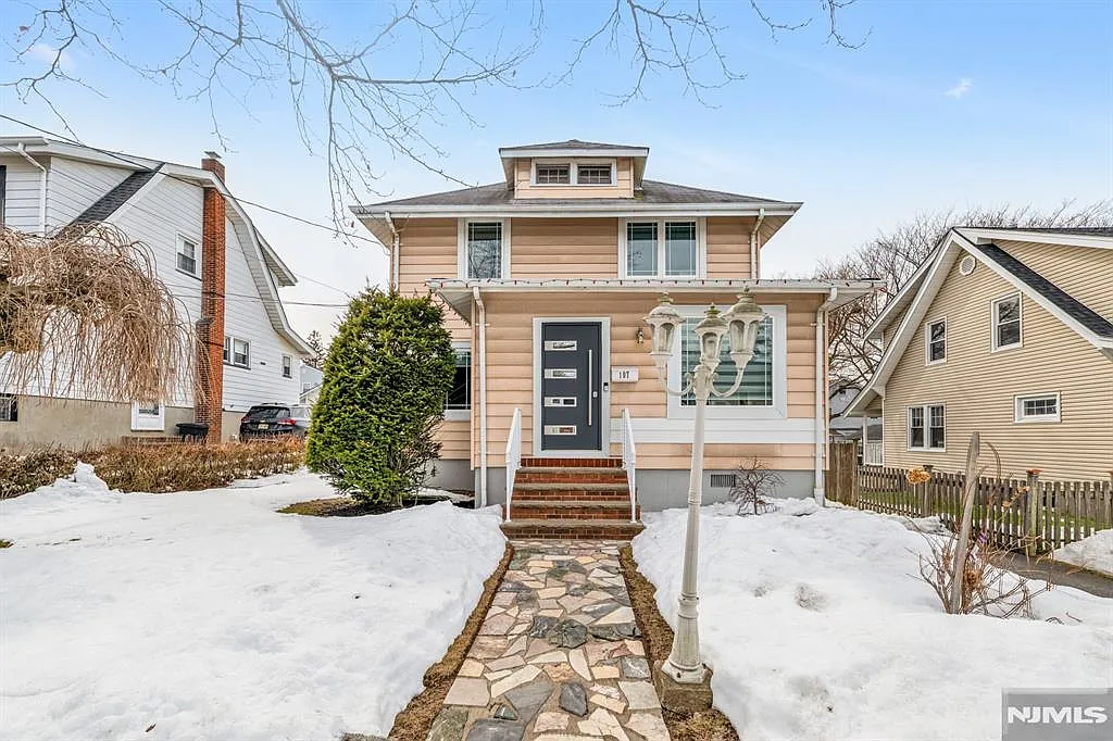 107 Chestnut St photo 1
