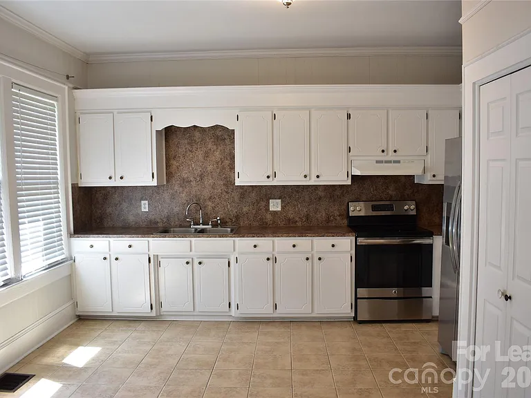 629 N Cedar St — Photo 4