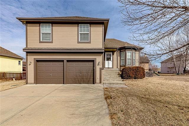 1st image of 831 River Dr