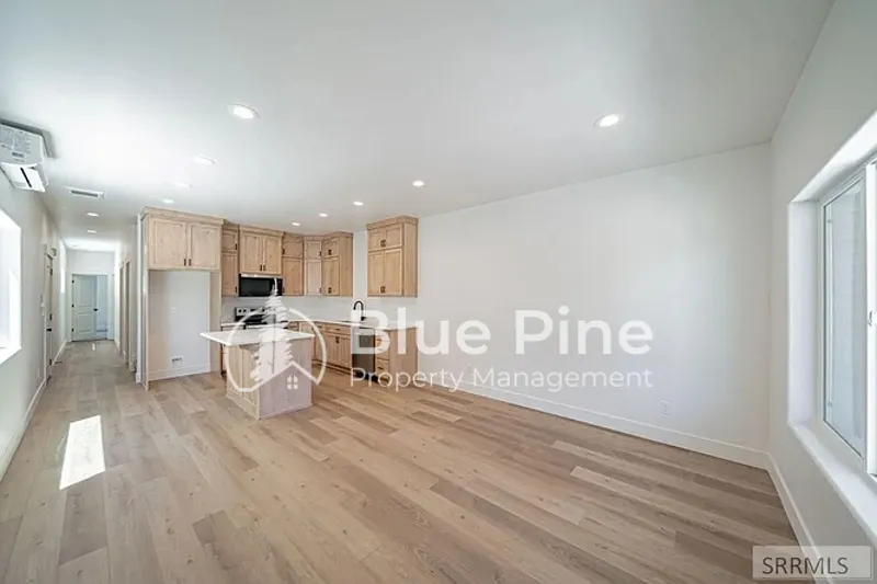 3 bed, 2.0 bath, 1796 sqft, $1,795 — Photo 4