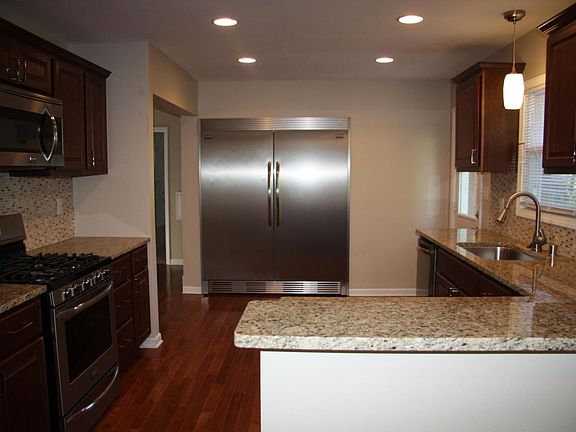 2nd image of 1605 W Larkspur Ln