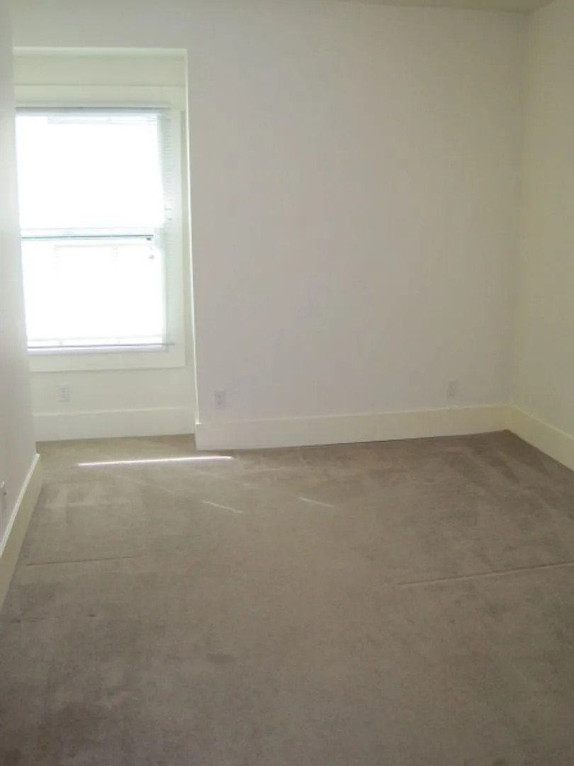 ** Walk to UW (3 minutes), near Light Rail and everything you need!, Large Main Floor Room, Priva... — Photo 3