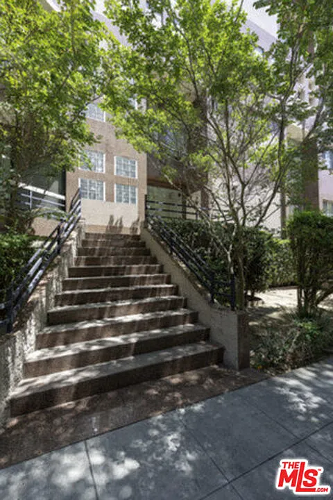 Building Photo - 120 S Crescent Dr #305