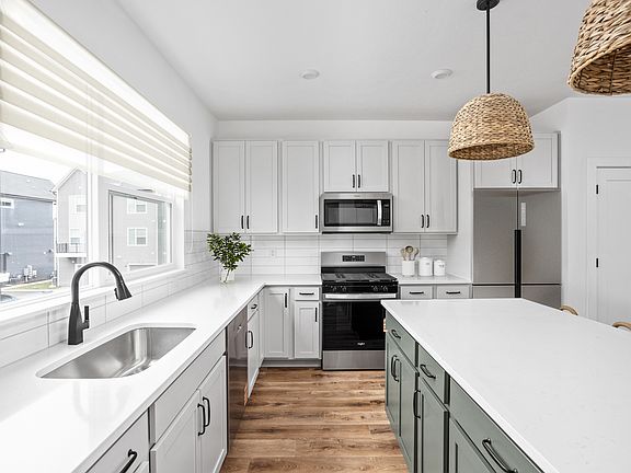 Designer Kitchen with Eat-In Island