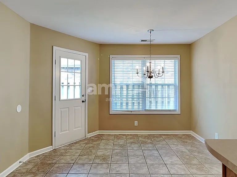 1004 Hendricks Ct — Photo 4