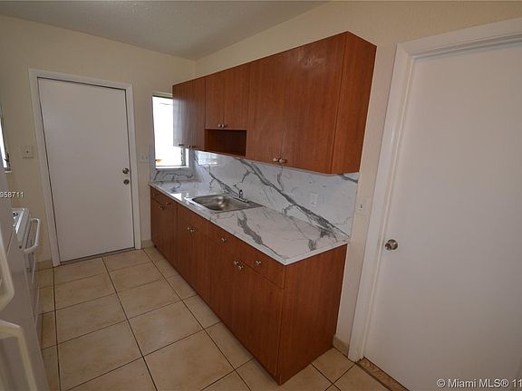 4th image of 632 NE 85th St #6