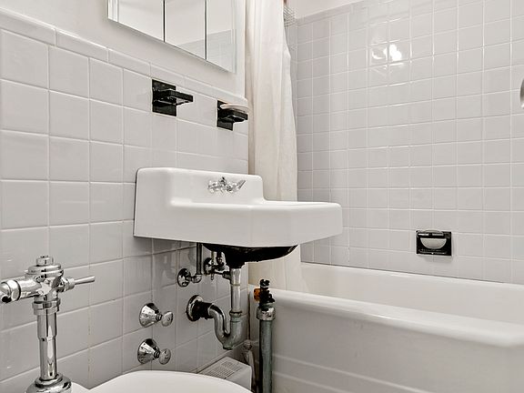 4th image of 210 E 47th St APT 4A