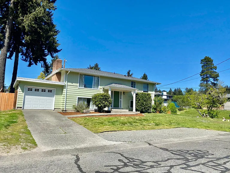 2311 Oak Dr — Photo 3