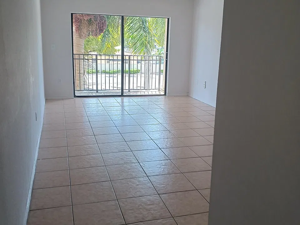 650 Palm Ave #202