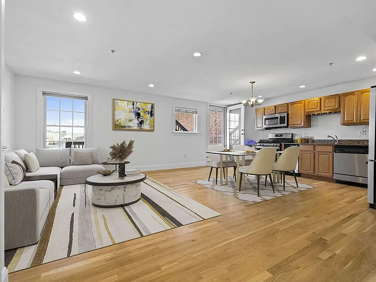 408 E 3rd St #5 — Photo 3