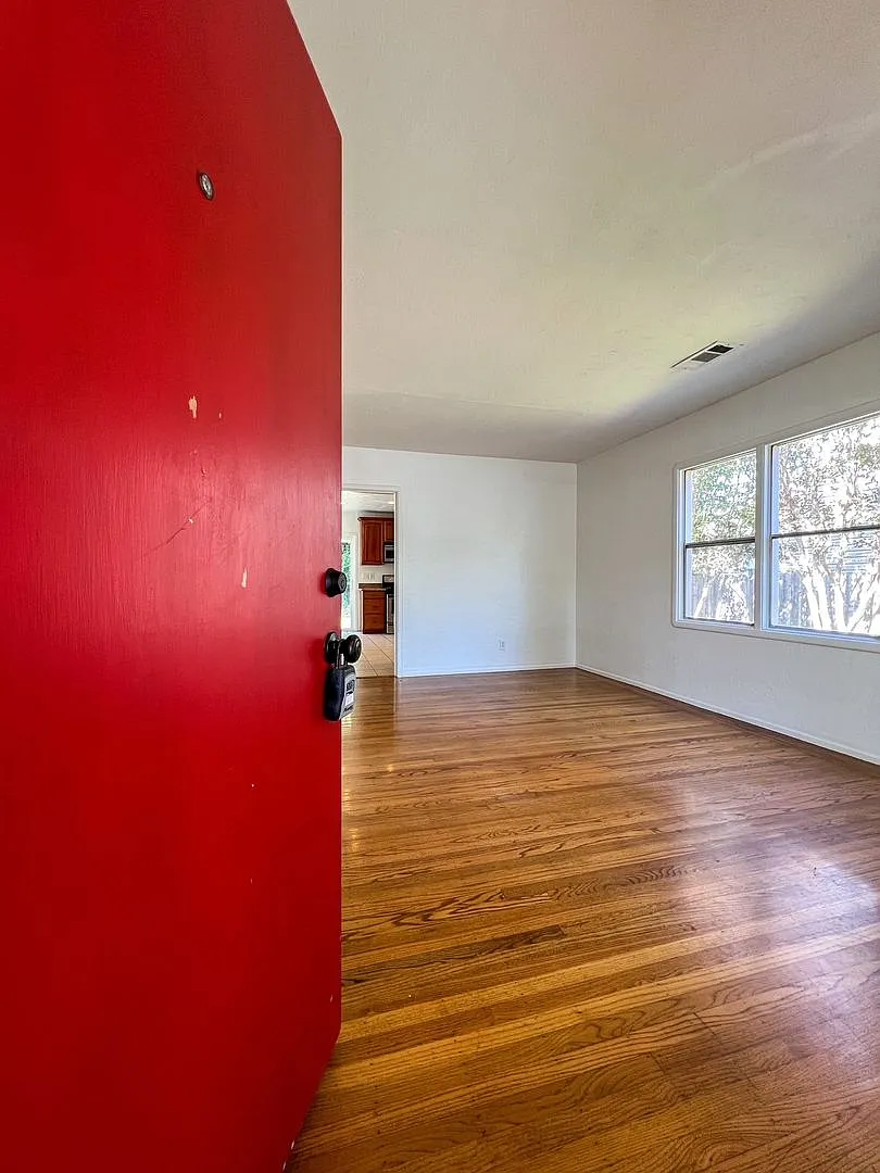 Charming 2-Bedroom Home with Large Fenced Yard in Napa — Photo 3