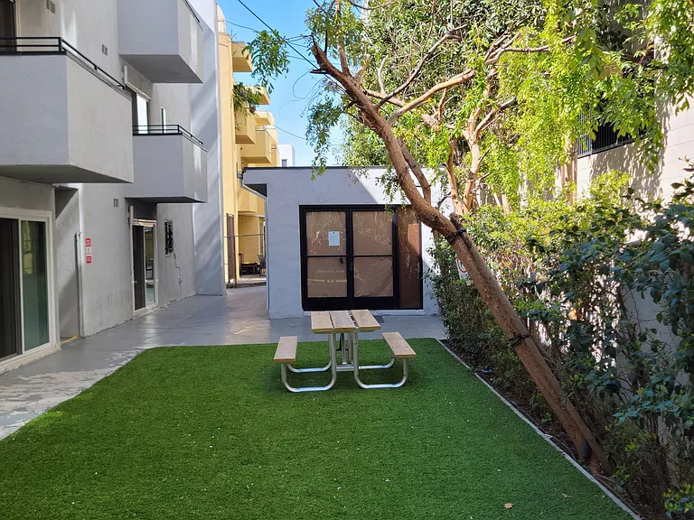 Green space and picnic table at the Carlton Apartments in Los Angeles, California.
