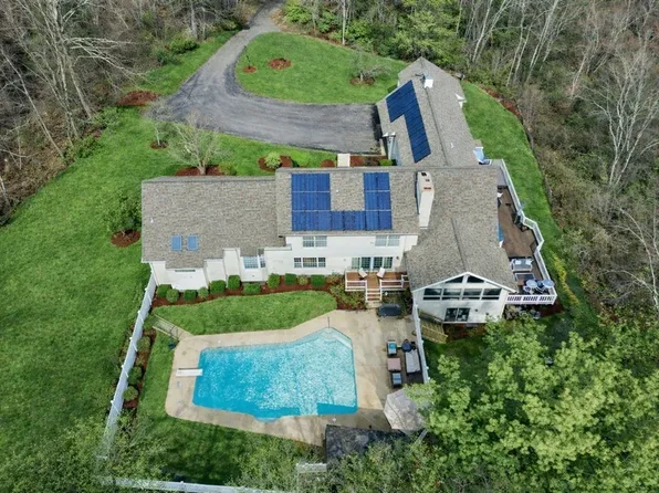 10 Cemetery St, Mendon, MA 01756