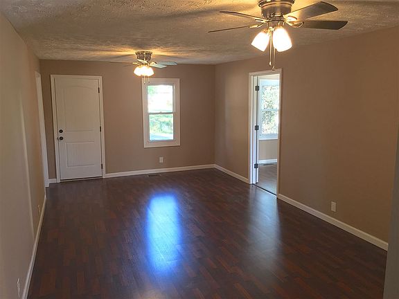 4th image of 2761 Cherokee Dr