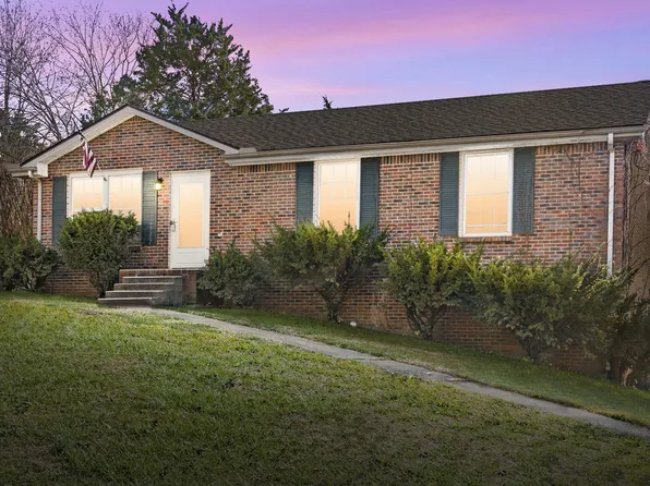 352 Greenleaf Ln, Clarksville, TN 37040