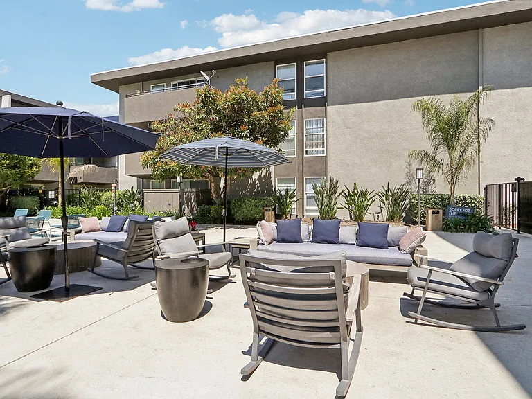 San Regis Apartments — Photo 9