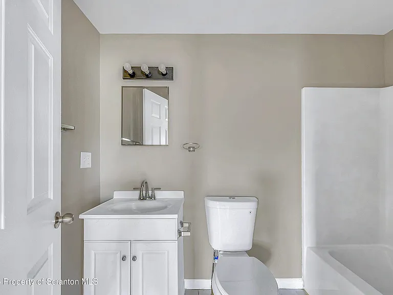 114 E Market St #4 — Photo 10