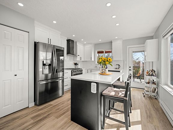 3rd image of 948 Brooks Pl