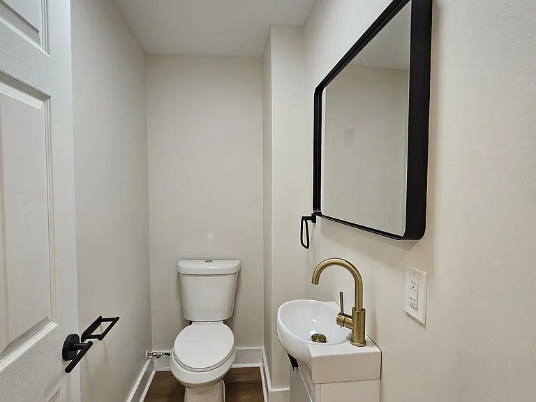 2525 E Madison St — Photo 5