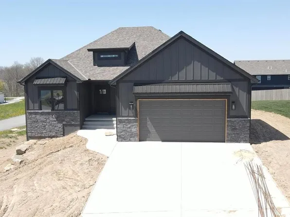 100 Wagers Cir, Dearborn, MO 64439