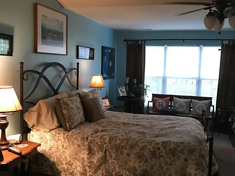 Large master bdrm (17'x15') with vaulted ceiling, sitting ar